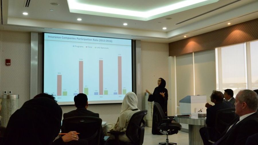 نورة عباس أحمد، مديرة قسم التدريب في معهد الإمارات للدراسات المصرفية والمالية، تقدم عرض عن خطط المعهد لقطاع التأمين