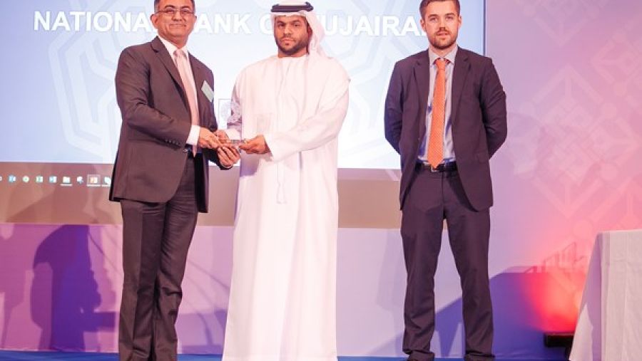 سانجاي سوهال، نائب كبار المسؤولين التنفيذيين في أن بي أف كابيتال، يتلقى جائزة "أفضل فريق لتجربة عملاء