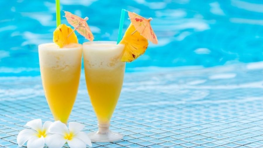 يدعو الفندق ذو الخمس نجوم ضيوفه لحضور حفلة "لواو" luau  لليلة رأس السنة المستوحاة من الأجواء الإستوائية لجزر هاواي. 