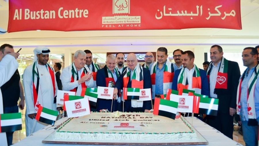 استمع الحضور للنشيد الوطني الإماراتي وجرت مراسيم تقطيع قالب الحلوى فرحًا وابتهاجًا بالمناسبة تبعها تقديم القهوة العربية للزوار لاستعراض عادات الضيافة العربية الأصيلة.