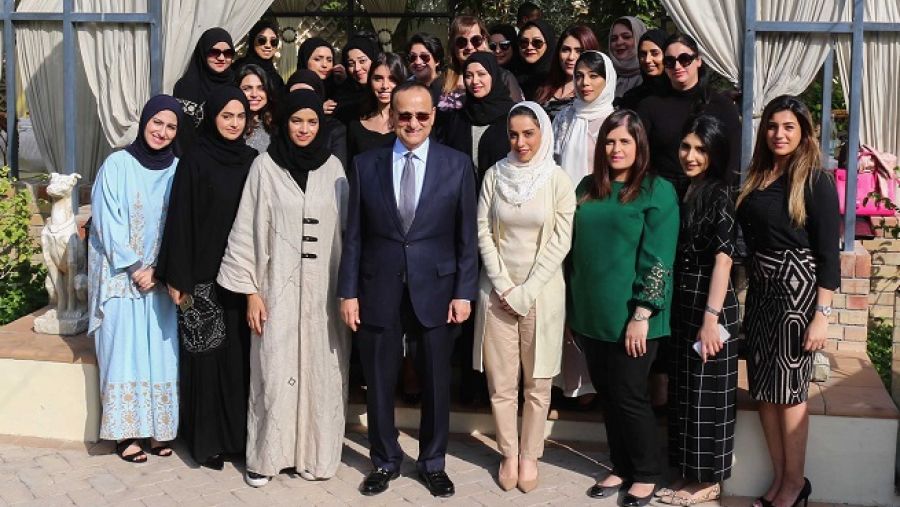 تعتبر المرأة البحرينية العاملة في كريدي مكس عنصر فعال في الشركة بمختلف التخصصات والوظائف التي يشغلنها.