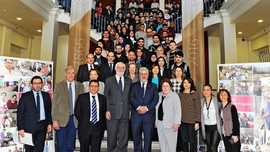 اختتم العرض بصورة تذكارية، وجولة للمستشار ستال ومسؤولو الوكالة الأميركية للتنمية الدولية يرافقهم رئيس الجامعة ووكيل الشؤون الأكاديمية.
