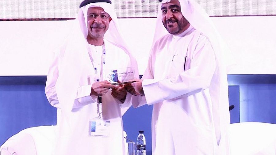 منصور العور رئيس جامعة حمدان بن محمد الذكية يكرم سعادة حسين القمزي، الرئيس التنفيذي لمجموعة نور الإستثمارية والرئيس التنفيذي لـ بنك نور خلال المؤتمر