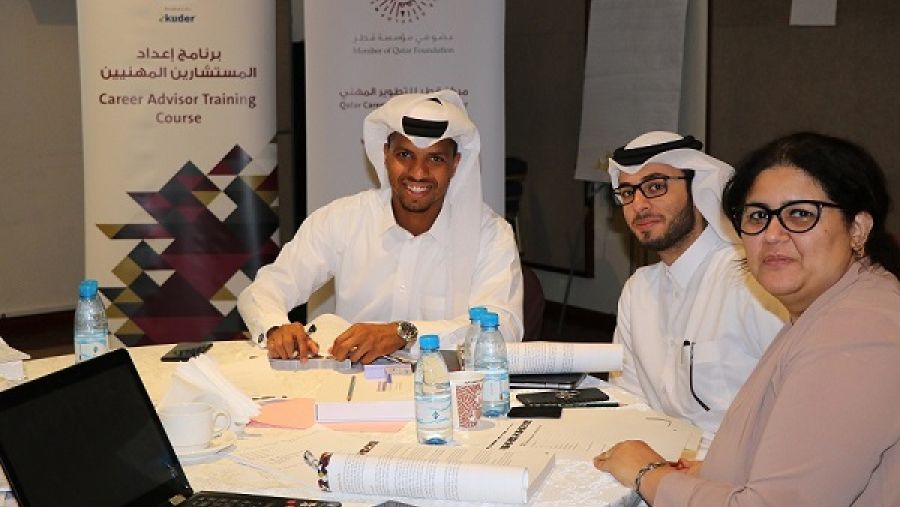 المشاركون في برنامج إعداد المستشارين المهنيين يتفاعلون خلال الدورة الخامسة من البرنامج.