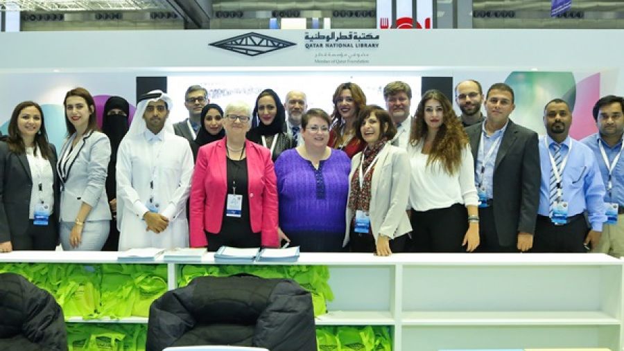 فريق العمل  في مكتبة قطر الوطنية خلال المشاركة في معرض الدوحة الدولي السادس والعشرين للكتاب