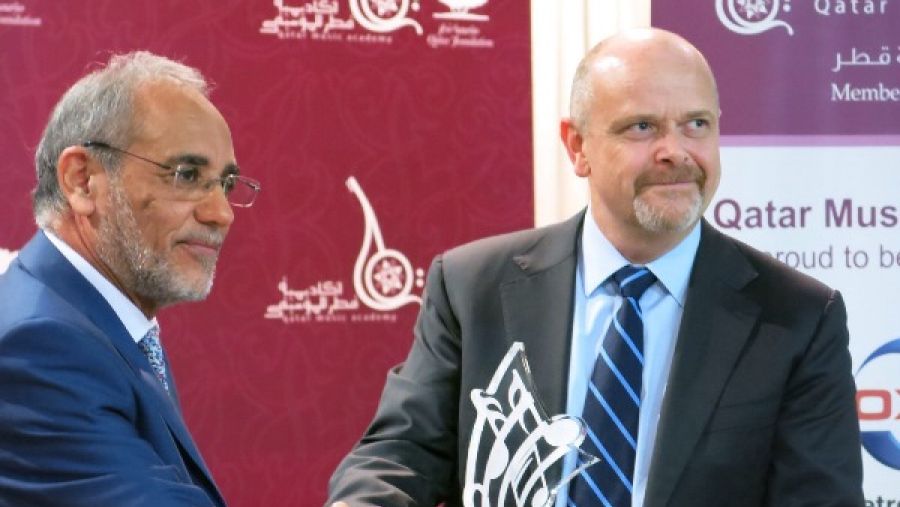 د.عبد الغفور الهيتي مدير أكاديمية قطر للموسيقى، يسار الصورة، مع السيد ستيف كيلي رئيس ومدير عام شركة أوكسي قطر، يمين الصورة.