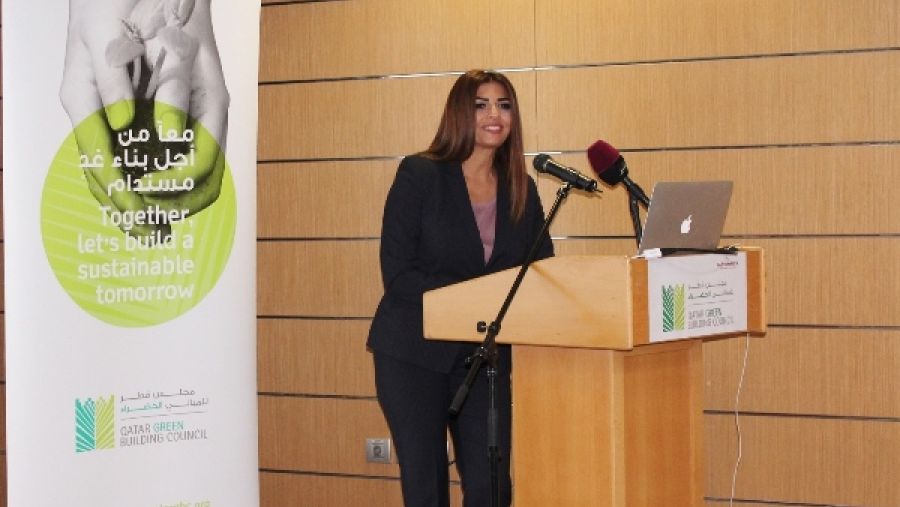 غادة صادق، المدير العام لفندق موفنبيك الخليج الغربي، تتحدث للجمهور عن مبادرات الاستدامة في الفندق.

 