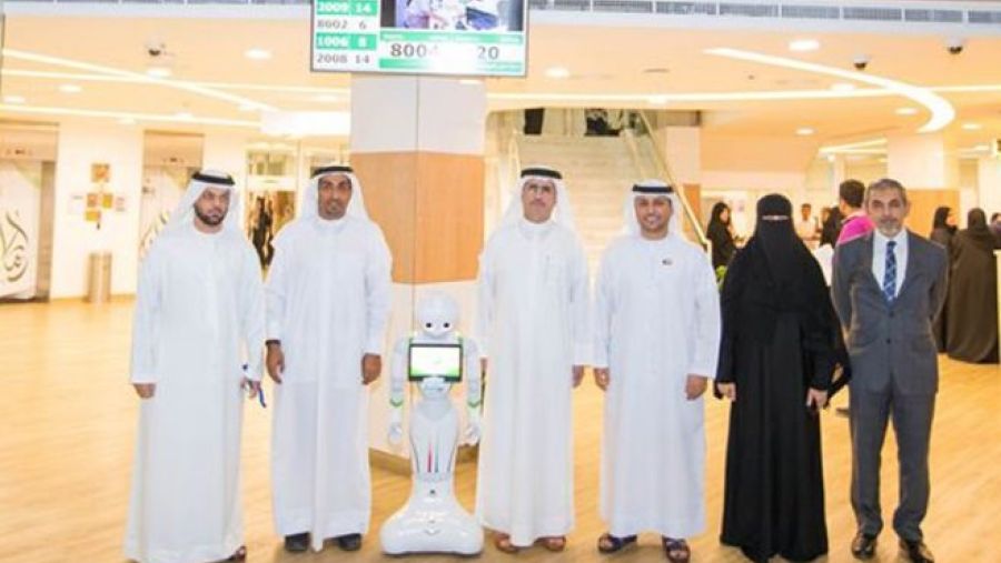 يكون للروبوتات أرقام وظيفية، حيث يحمل الموظف الأول من الروبوتات الخمسة رقم 99000099.
