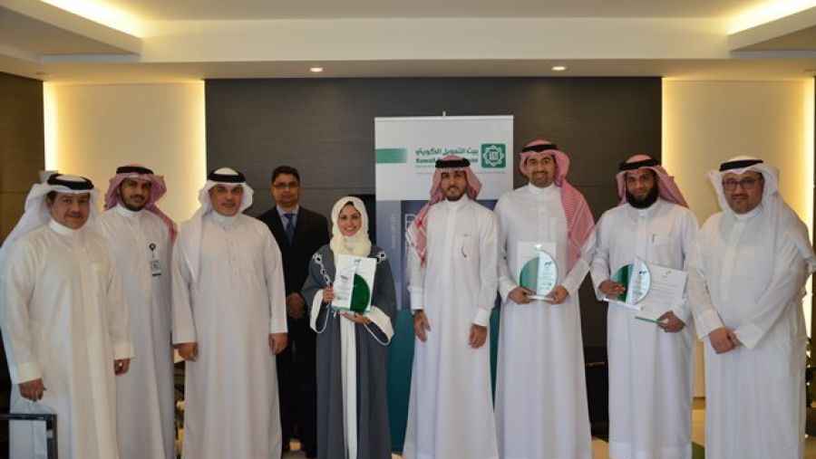 السيد عبدالحكيم الخياط مع موظفين فرسان بيتك