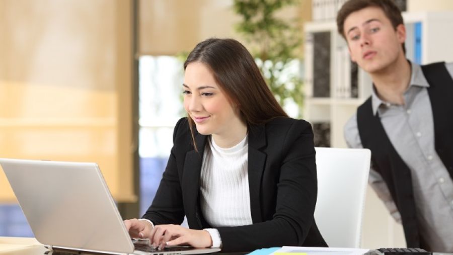 36% من مستخدمي الإنترنت في الإمارات يتجسسون على شركاء حياتهم على الإنترنت من أجل معرفة ما يفعلون. (Shutterstock)