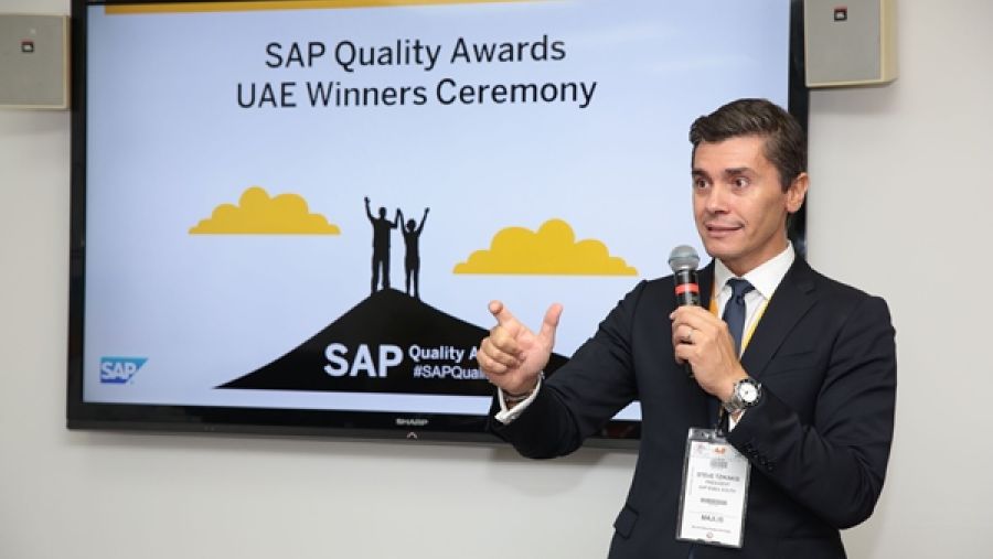 ستيف تزيكاكس، الرئيس الإقليمي لشركة إس إيه بي جنوب أوروبا والشرق الأوسط وإفريقيا يقدم الجوائز للفائزين من الإمارات العربية المتحدة.