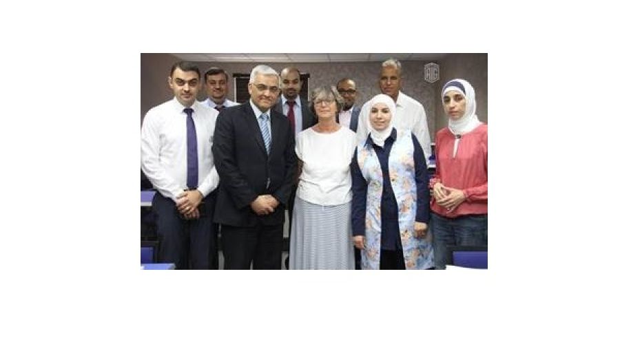 عقدت الأكاديمية بالتعاون مع جامعة كامبريدج دورة تأهيلية لمجموعة من المتخصصين في اللغة الإنجليزية.