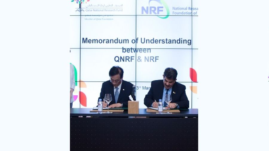 الدكتور عبدالستار الطائي، المدير التنفيذي للصندوق القطري لرعاية البحث العلمي، يوقِّع على مذكرة التفاهم برفقة البروفسور مين كوان تشانج، رئيس المؤسسة الوطنية للبحوث في كوريا