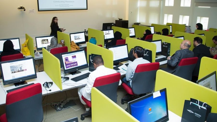  المشاركون أثناء ورشة التدريب حول مهارات البحث التي نظمتها مؤخراً مكتبة قطر الوطنية في مركز الطلاب بالمدينة التعليمية