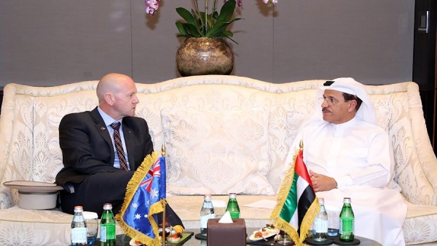 سلطان بن سعيد المنصوري، وزير الاقتصاد، مع معالي نيال بلير، الوزير المكلّف بالصناعات الدولية في حكومة نيوساوث ويلز الأسترالية.