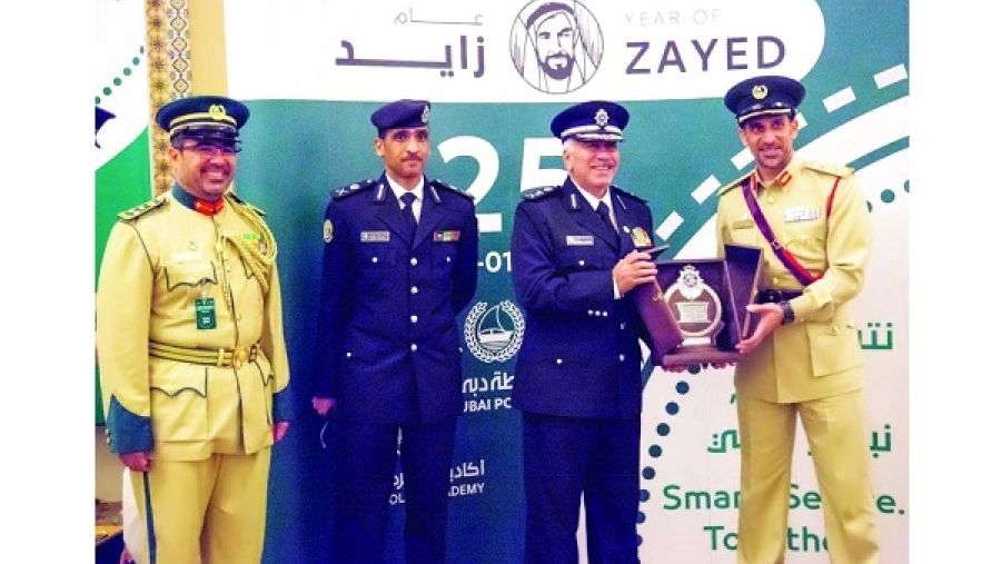 عبدالله المري مكرّما الوفود المشاركة في حفل تخريج المرشحين.