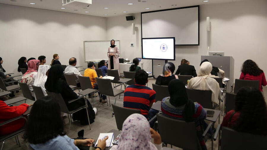  الشباب يتعلمون مهارات المناظرة في ورشة بمكتبة قطر الوطنية