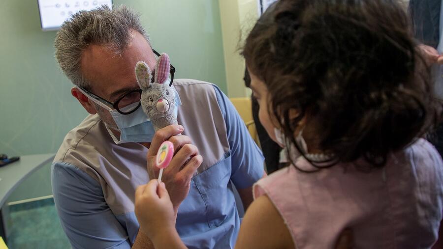 لأول مرة في قطر: مركز سدرة للطب التابع لمؤسسة قطر ينتج قطرات للعين لعلاج رضيعة في شهرها العاشر تعاني من مرض شديد الندرة