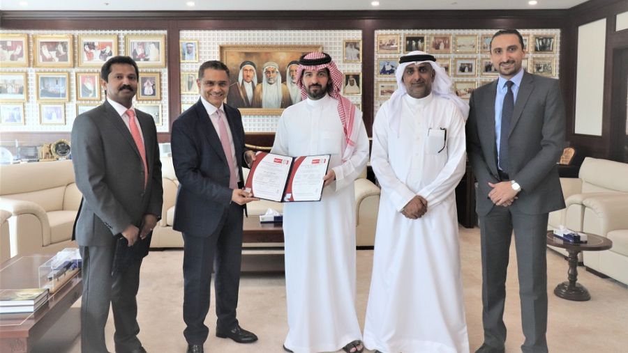 فريق عمل إدارة تكنولوجيا المعلومات بمجموعة يوسف بن أحمد كانو يتوسطهم السيد أحمد فوزي كانو عضو مجلس الإدارة.