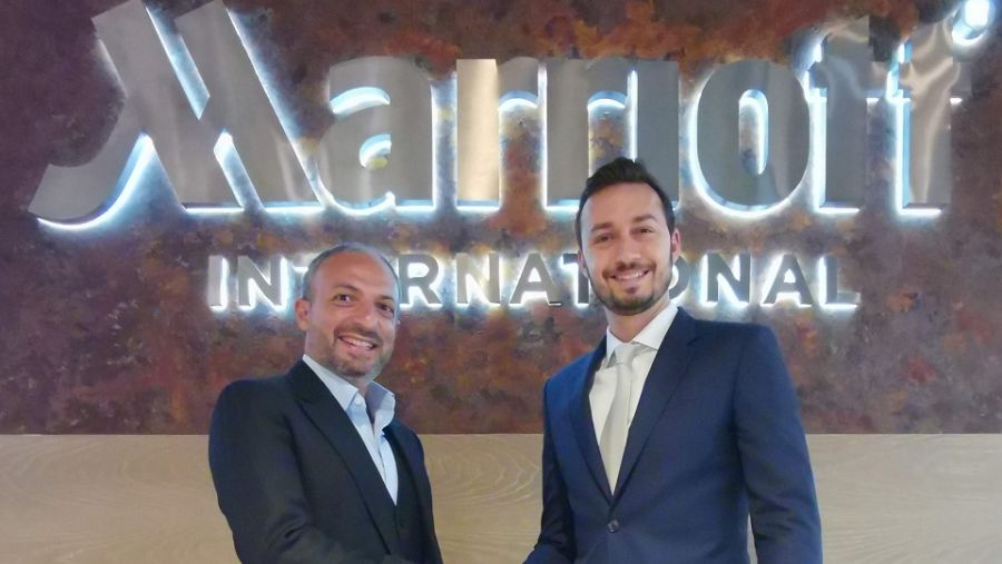 باني حداد، المؤسس والمدير العام التنفيذي لشركة «اليف هوسبيتاليتي» مع ياسين مونشي، مدير تطوير المساكن لدى شركة ماريوت الدولية في الشرق الأوسط وأفريقيا. 