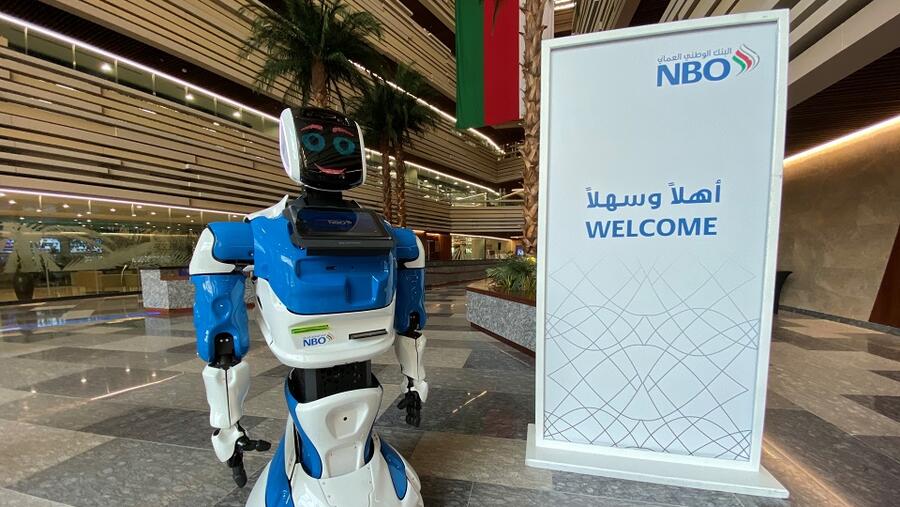 يعد هذا الروبوت أحدث الابتكارات التكنولوجية التي أضافها البنك الوطني العُماني لمحفظته