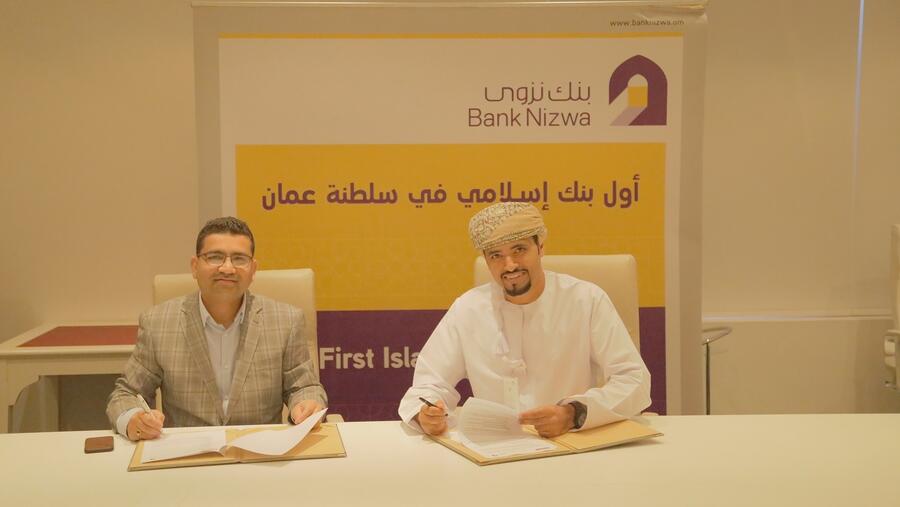 وُقِّعَت الاتفاقية من قبل الفاضل عارف الزعابي، مساعد مدير عام المعاملات المصرفية للأفراد من بنك نزوى و الفاضل شوبهوجيت ماهانوبيس مدير عام دانوب هوم