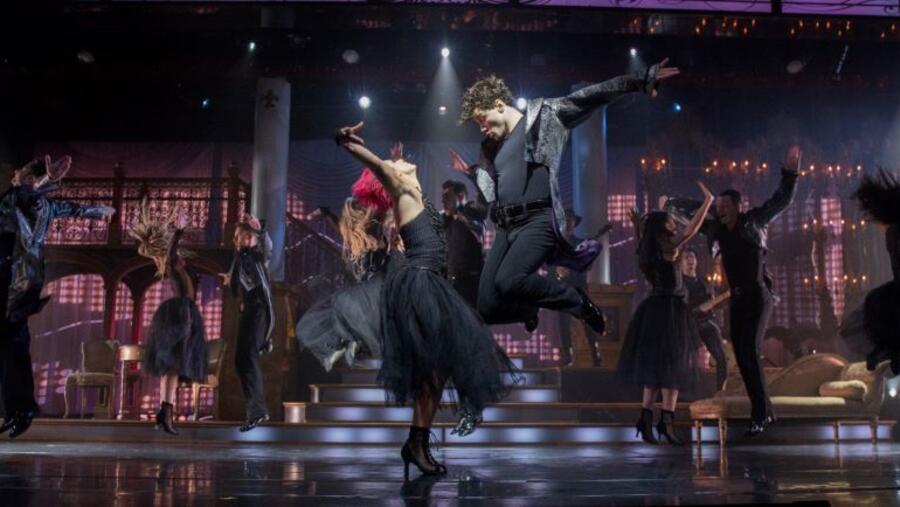 القرية العالمية تستضيف العرض العالمي الشهير "بيرن ذا فلور" لأول مرة في الشرق الأوسط وشمال أفريقيا خلال موسمها الـ26