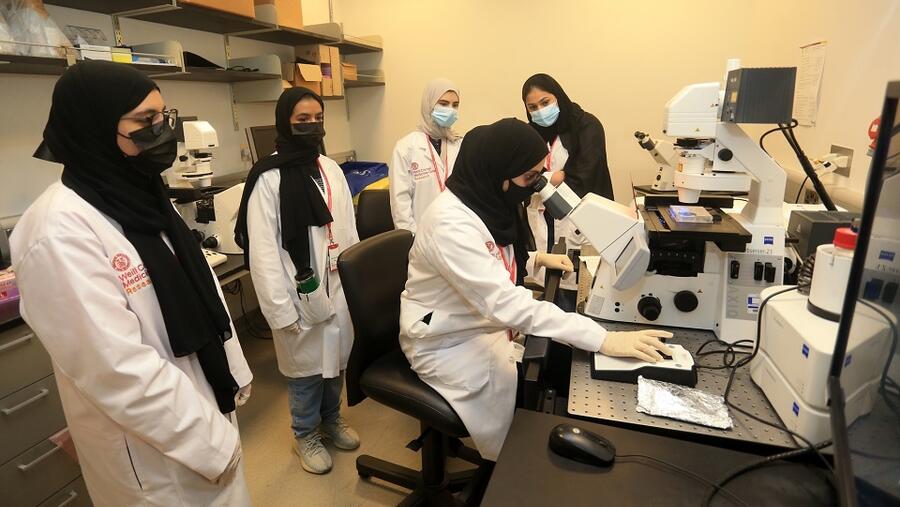 طالبات يتعرّفن على سير العمل في المختبرات البحثية