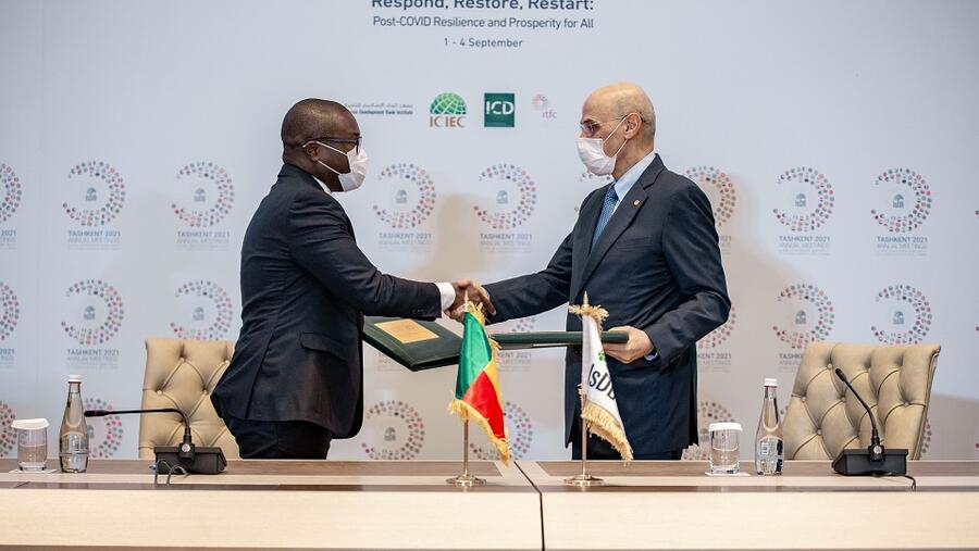  وزير الاقتصاد والمالية في بنين ، وسعادة الدكتور محمد سليمان الجاسر، رئيس البنك الإسلامي للتنمية.