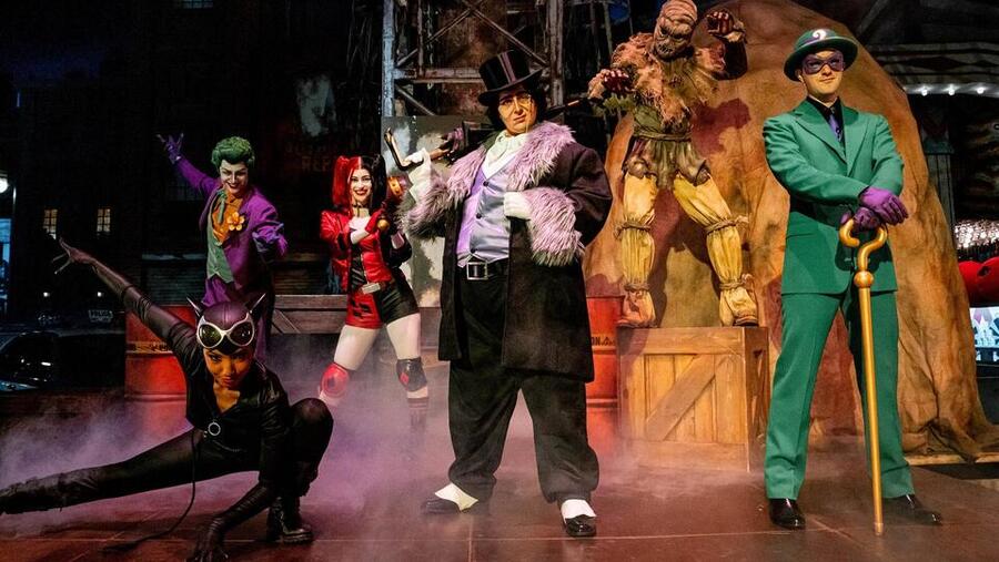 بالصور: "ذا سكيركرو" و"ذا بنغوين"  يُشاركان في أول ظهور لهما في عالم وارنر براذرز أبوظبي خلال احتفالات الهالوين