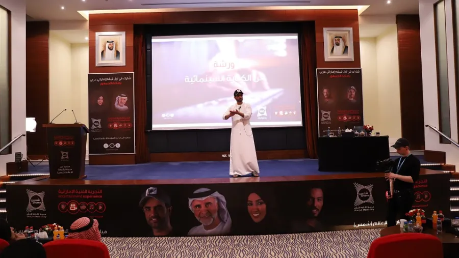 الكاتب الإماراتي محمد حسن أحمد خلال الورشة