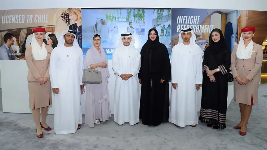 الشيخ ماجد المعلا نائب رئيس أول طيران الإمارات لدائرة العمليات التجارية، وسعادة الدكتورة عائشة بنت بشر مدير عام "دبي الذكية" يوقعان الاتفاقية خلال معرض سوق السفر العربي بدبي.