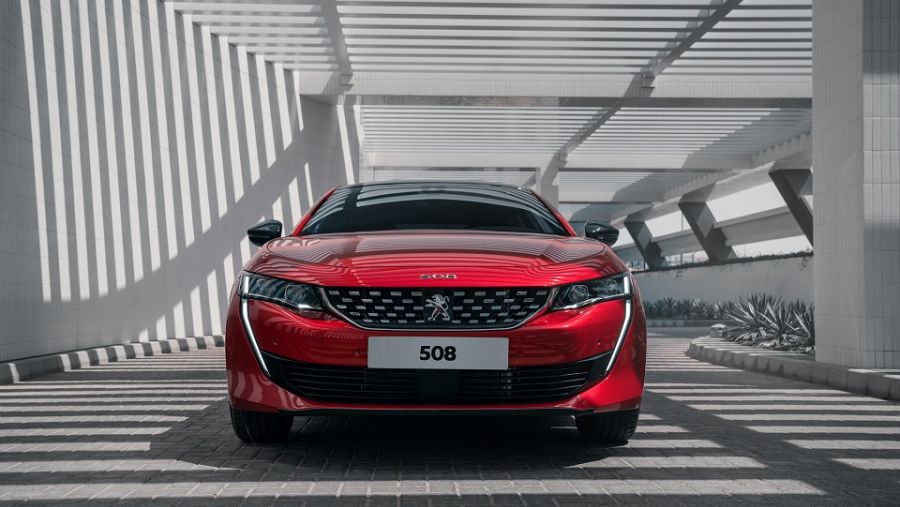 خضع الجيل الأحدث من طراز ’بيجو 508‘ الأنيق ذات السقف المنحني للخلف لعملية إعادة تصوّر كاملة لأجل إبراز اللغة التصميمية الحادّة والمستقبلية الجديدة لدى ’بيجو