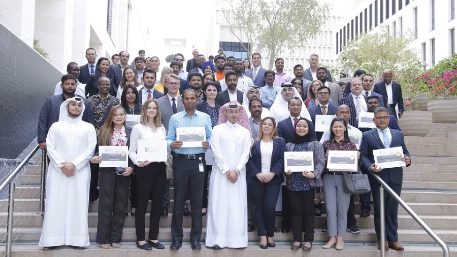 صورة تجمع المشاركين مع المهندس مشعل الشمري، مدير مجلس قطر للمباني الخضراء في احتفال التكريم ضمن فعاليات حملة "يوم بلا ورق" لهذا العام.
