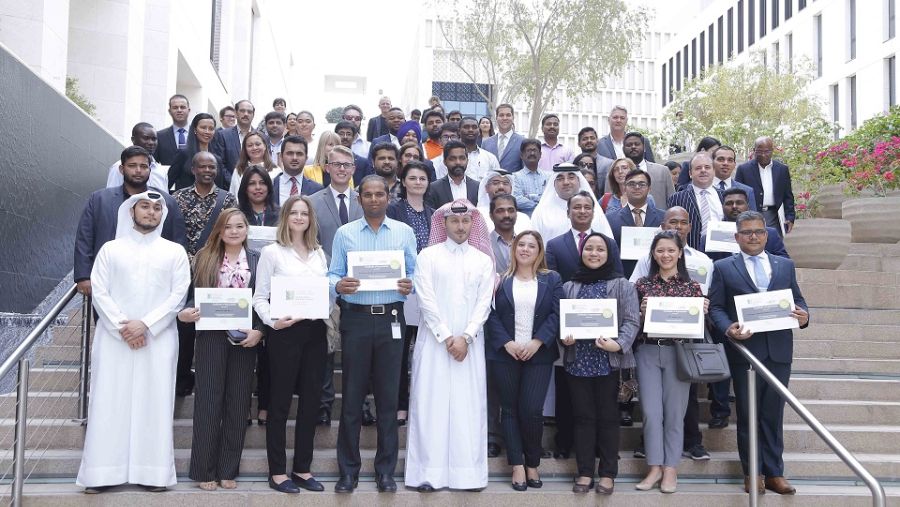 صورة تجمع المشاركين مع المهندس مشعل الشمري، مدير مجلس قطر للمباني الخضراء في احتفال التكريم ضمن فعاليات حملة "يوم بلا ورق" لهذا العام.