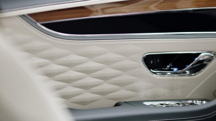تميّز Flying Spur الجديدة كلّياً من Bentley بكونها سيارة سيدان رياضية وليموزين فخمة على حد سواء