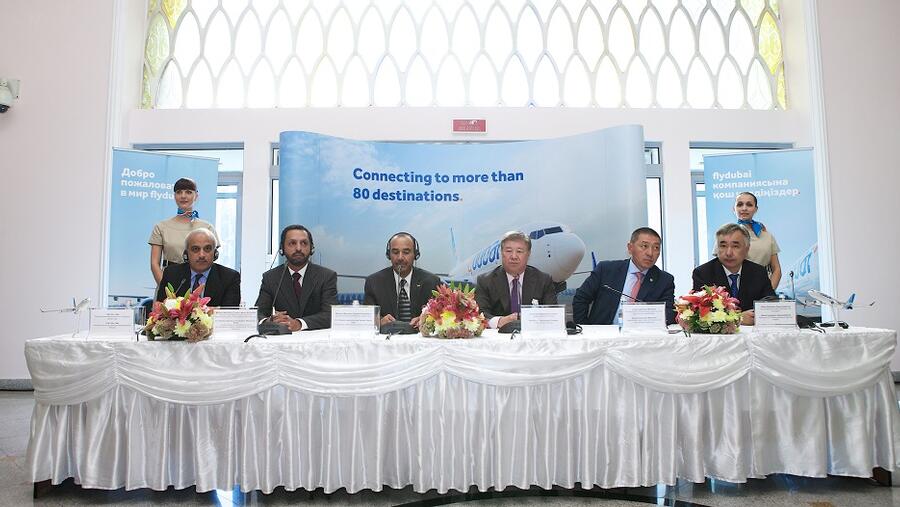 مؤتمر صحفي flydubai inauugural في ألماتي في عام 2014