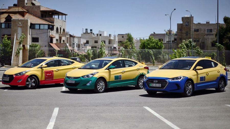 أنّ تطبيق ”كريم” يتيح للراكب التعرف على معلومات السيارة والسائق قبل وصوله، بالإضافة إلى تتبع مكان “التاكسي” بشكل إلكتروني وفوري على الخريطة ومشاركة هذه المعلومات مع أي شخص آخر قد يرغب به الراكب.