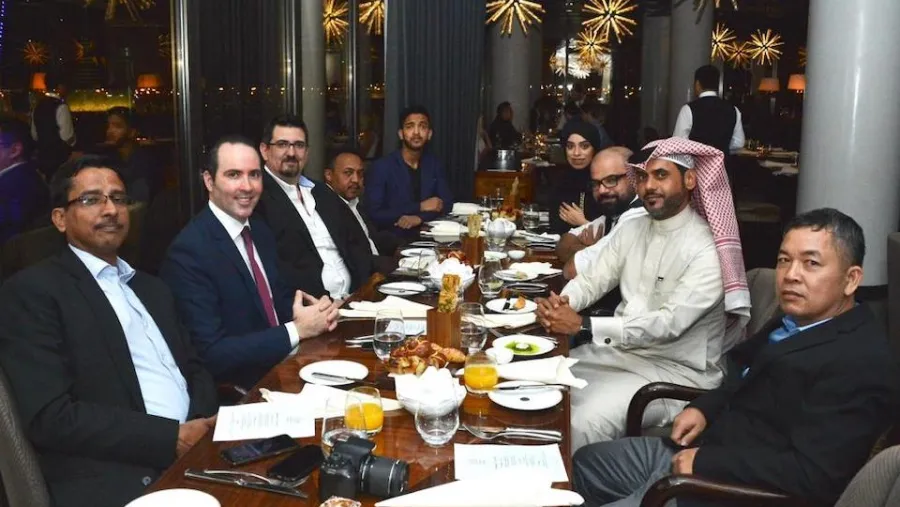 خلال حفل عشاء