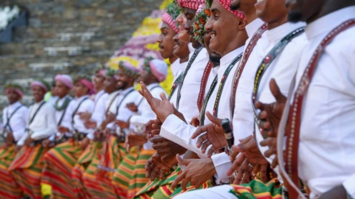 The flower men of the Habala Mountains are part of a tribal group that has lived in the area for more than 2,000 years  (vice.com)