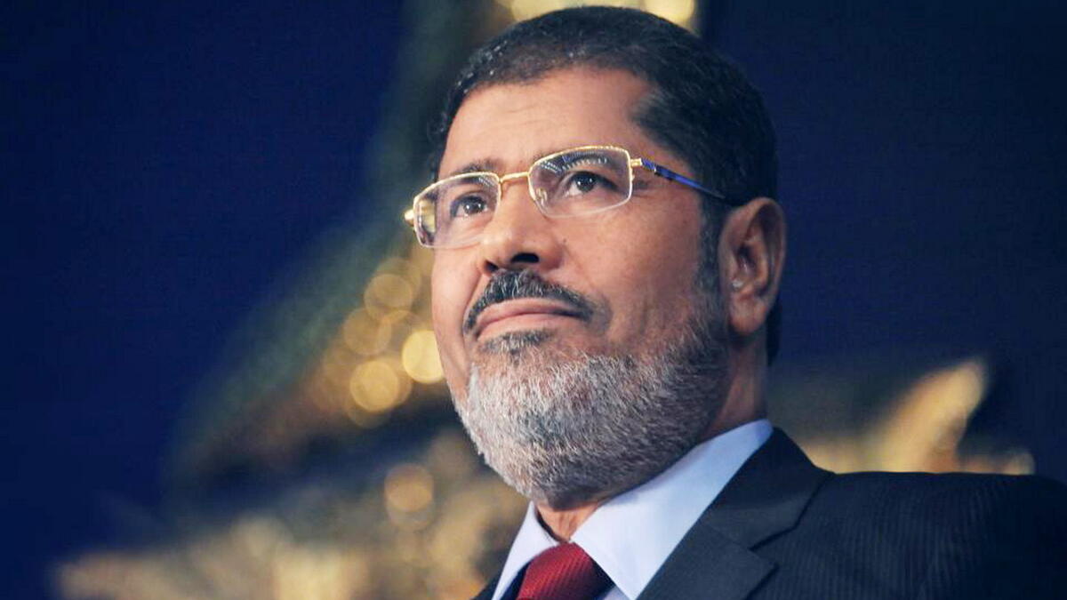 الرئيس المصري السابق محمد مرسي: توفي داخل الزنزانة خلال محاكمته، حيث أثارت وفاته غضبًا حقوقيًا عالميًا.