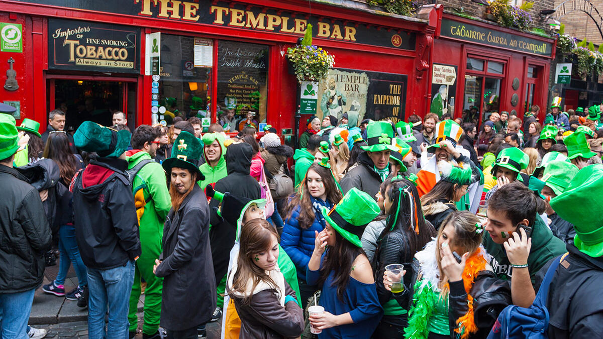 في أيرلندا لا تحاول أن تتحدث مثل الأيرلنديين: بالنسبة لهم لا توجد لكنة أيرلندية، وهم يميِّزون ويقسِّمون اللكنات بناءً على المنطقة التي ينتمون إليها في أيرلندا.