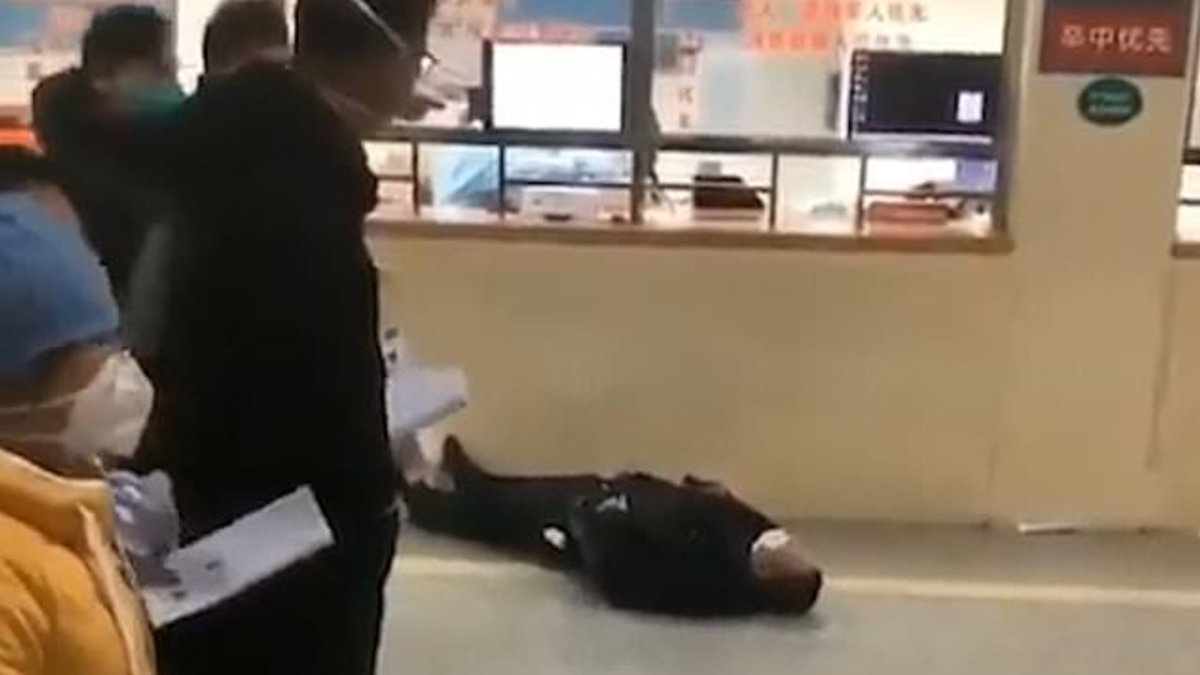 أظهرت مئات فيديوهات سقوط الأشخاص على الأرض مغشيًا عليهم بسبب الكورونا، لكن تبين بأنها غير حقيقية بتتبع مكان وتوقيت تصويرها.