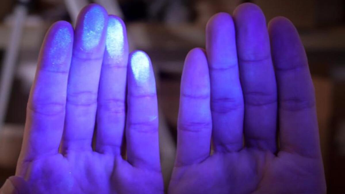 نفت منظمة الصحة العالمية قيام مصابيح الأشعة فوق البنفسجية بتعقيم الجلد، محذرة من أنها يمكن أن تسبب تهيج الجلد، إذ إن الإشعاع فوق البنفسجي الطويل الأجل الذي يأتي -أيضا- من الشمس يمكن أن يتلف الحمض النووي في الخلايا، والذي بدوره قد يؤدي إلى السرطان.