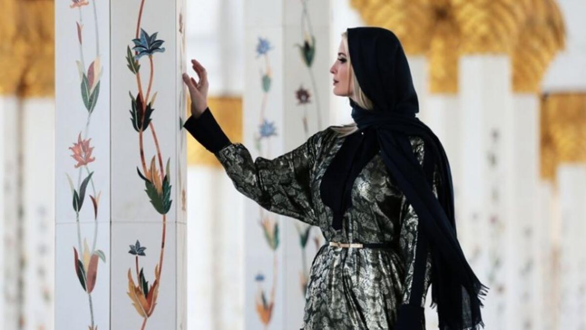 تألقت "إيفانكا ترامب" في مسجد الشيخ زايد بعباءة كحلية حريرية مُزيَّنة بزخارف ذهبية اللون من توقيع العلامة التجارية الإماراتية Layeur، وهي معروضة للبيع على موقع The Modist مقابل 3.270 درهم.
