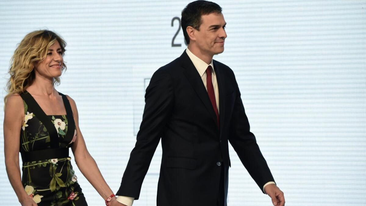 أعلنت رئاسة الحكومة الإسبانية أنّ زوجة رئيس الوزراء "بيدرو سانشيز" مصابة بكورونا المستجدّ، في وقتٍ فُرض حجر صحي شبه كامل في البلاد منعا لتفشّي الفيروس.