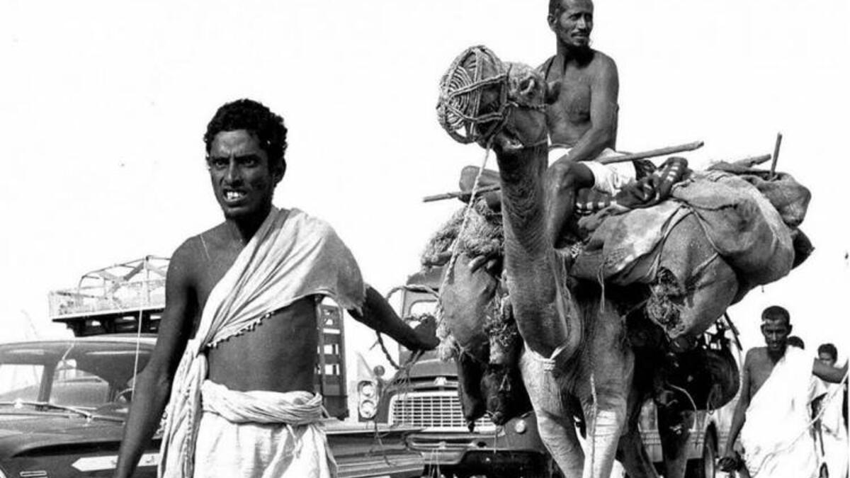 القرامطة ومنع الحج 10 سنوات: وقعت حادثة القرامطة (شيعة) عام 317 هجري، حيث كانوا يعمدون إلى شن هجمات مستمرة على أطراف مكة، وطرق الحج القادمة من الشام واليمن وغيرها، مما أدى إلى تناقص أعداد الحجاج عامًا بعد عام، حتى أفتى علماء المسلمين عام 317 هجري بجواز عدم الحج، حماية للأنفس والأعراض.