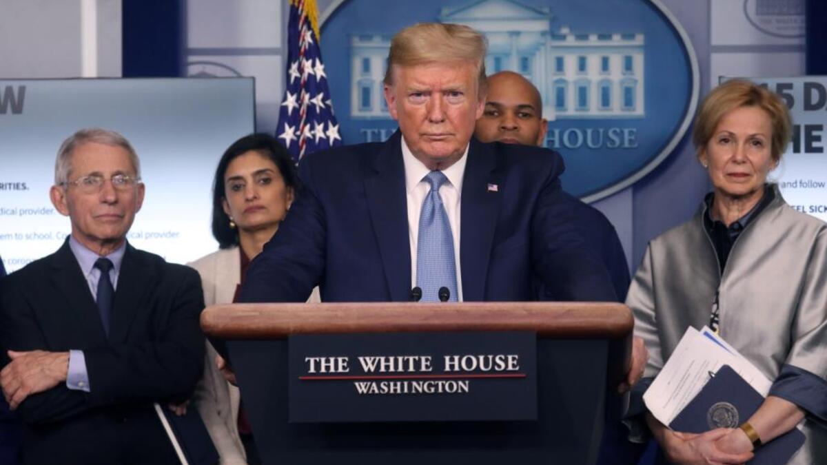 أعلن طبيب البيت الأبيض أنّ الرئيس الأميركي "دونالد ترامب" غير مصاب بكورونا المستجدّ، كاشفًا بذلك نتيجة الفحص الطبّي الذي خضع له الرئيس بعدما كان على اتّصال مباشر مع عدد من أعضاء وفدٍ برازيلي تبيّن لاحقا أنّهم مصابون بالفيروس.