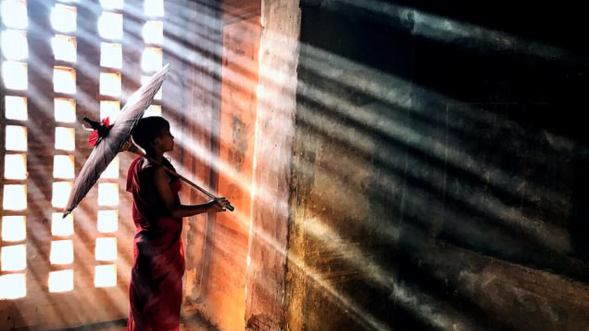 صورة بعنوان (المبتدئ في أشعة معبد) للمصورPyae Phyo Thet Paing: تظر فتى يتعبد في معبد باغان بميانمار.