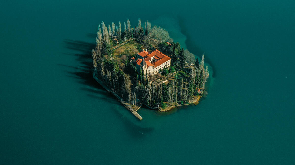 وذكرت صحيفة "لوفيجارو" الفرنسية، أنه منذ انتشار الفيروس قفزت طلبات شراء الجزر الخاصة بأكثر من 30%، لقضاء فترة الحجر الصحي، خوفًا من عدوى فيروس كورونا المستجد.